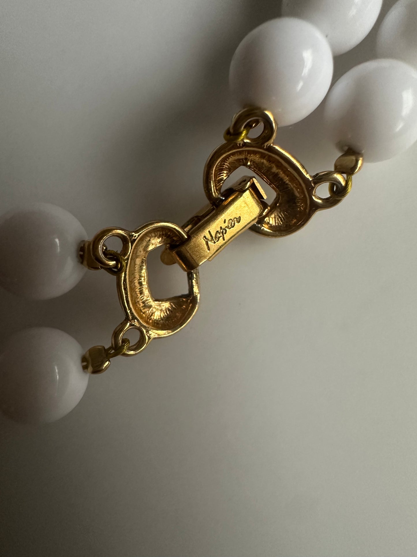 VINTAGE NAPIER NECKLACE WHITE PLASTIC BEAD & GOLD TONE 17" SIGNED