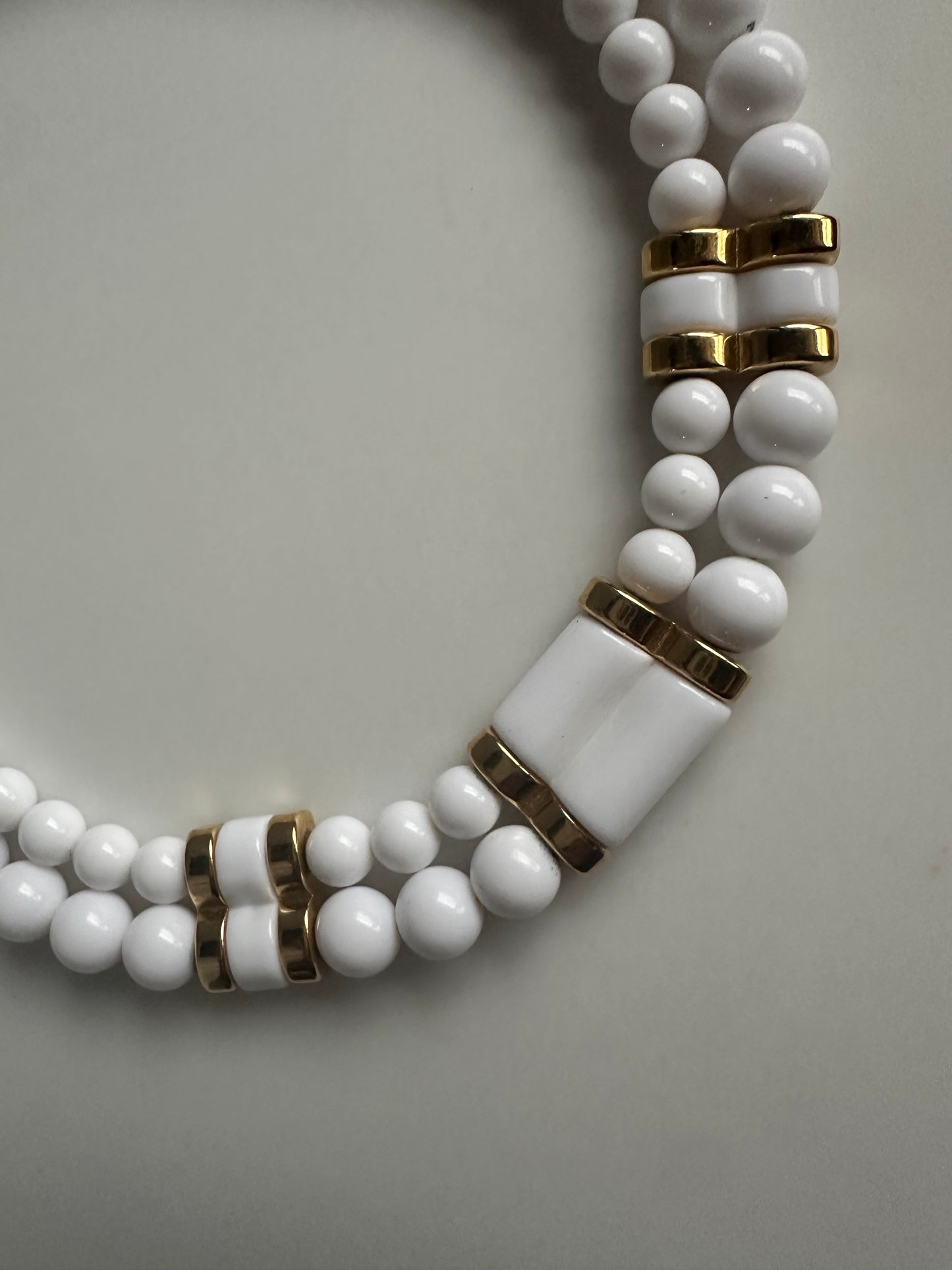 VINTAGE NAPIER NECKLACE WHITE PLASTIC BEAD & GOLD TONE 17" SIGNED