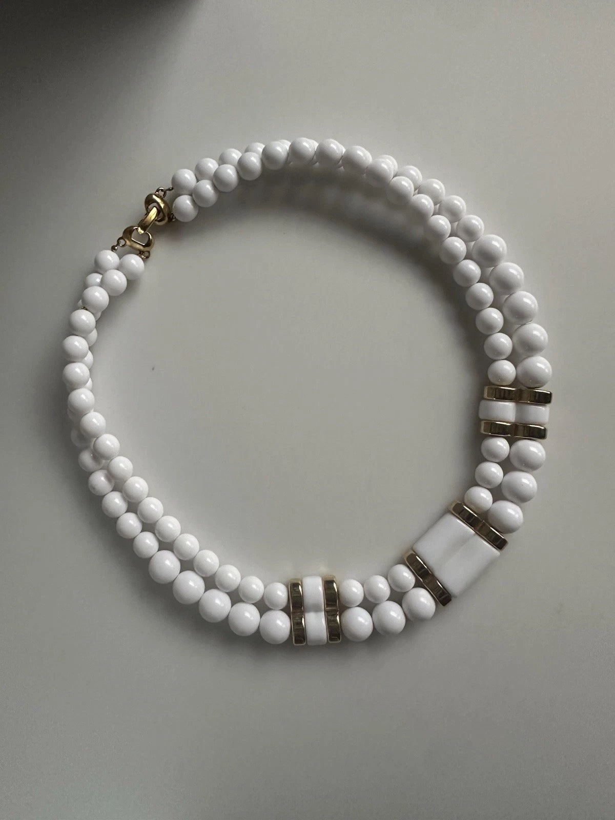 VINTAGE NAPIER NECKLACE WHITE PLASTIC BEAD & GOLD TONE 17" SIGNED