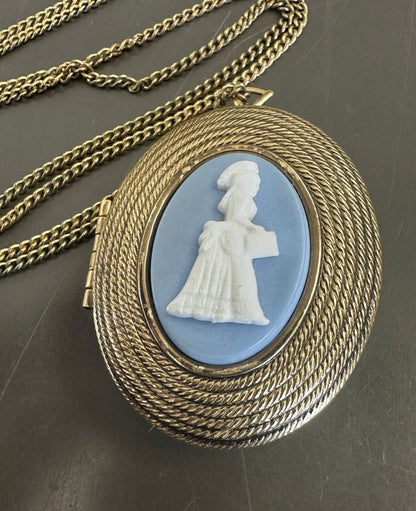 VTG 1966 Avon CAMEO LOCKET With President's Honor Award