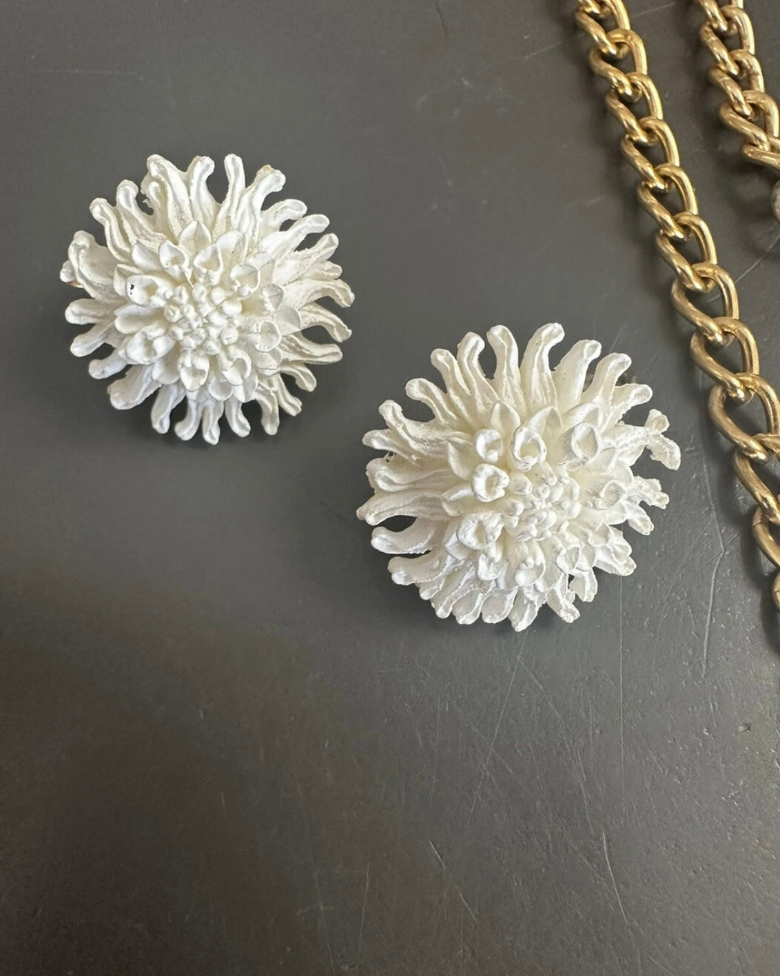 Retro Featherlite White Chrysanthemum Vintage Necklace And Earring Set