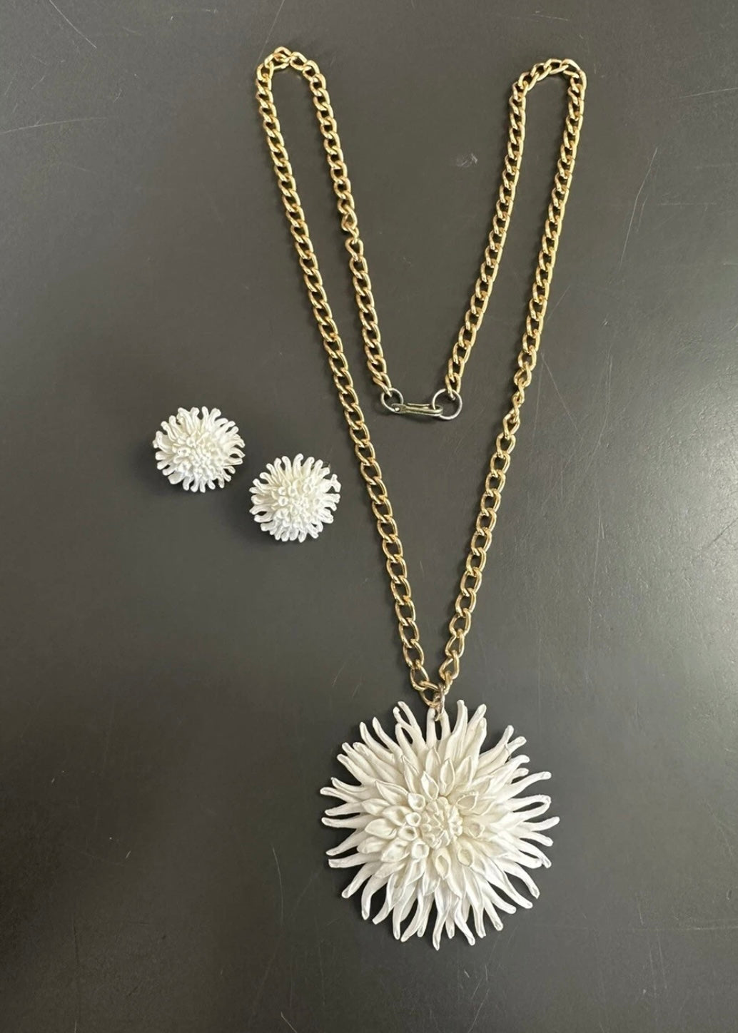 Retro Featherlite White Chrysanthemum Vintage Necklace And Earring Set