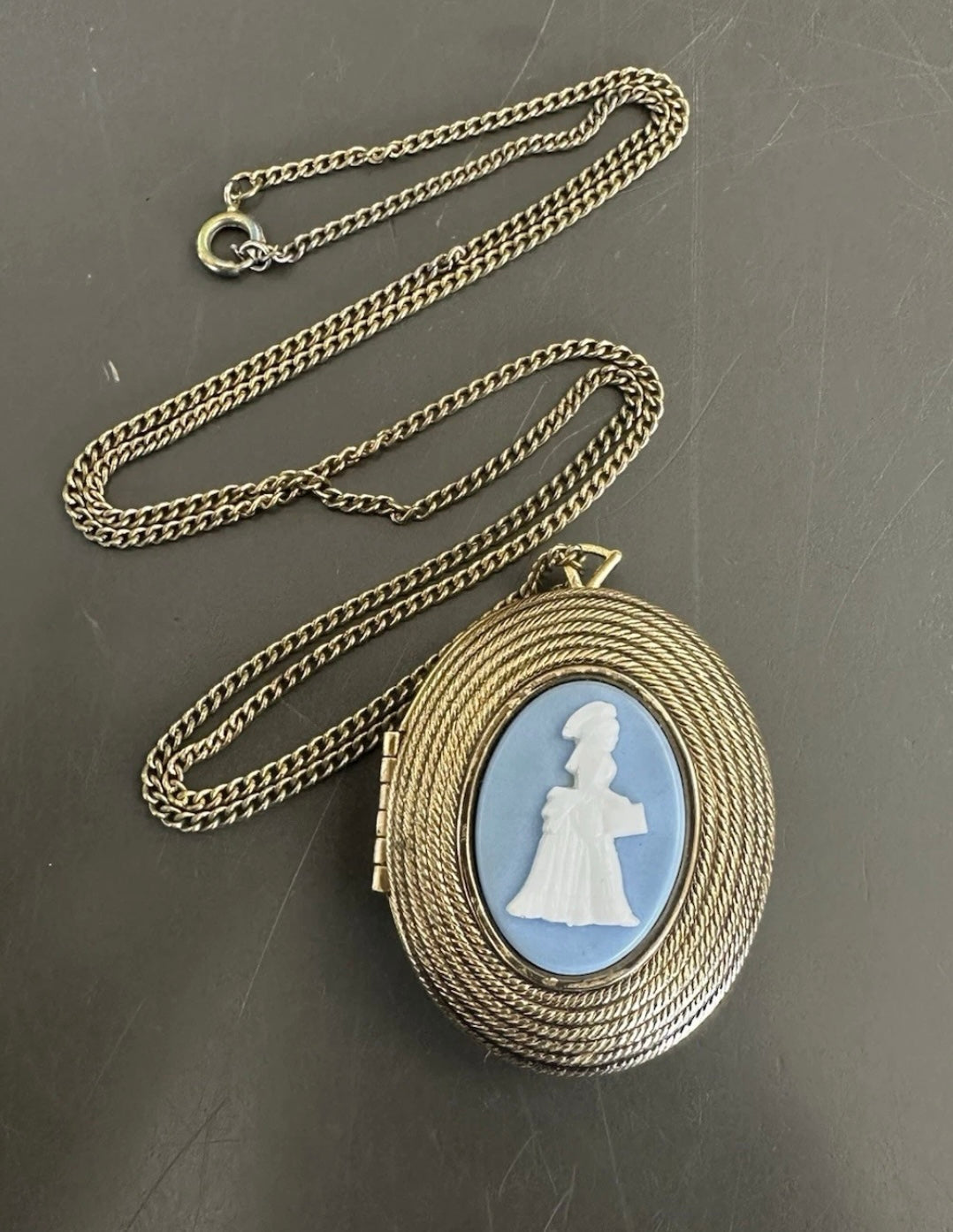 VTG 1966 Avon CAMEO LOCKET With President's Honor Award