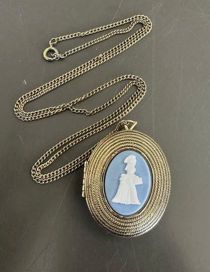 VTG 1966 Avon CAMEO LOCKET With President's Honor Award