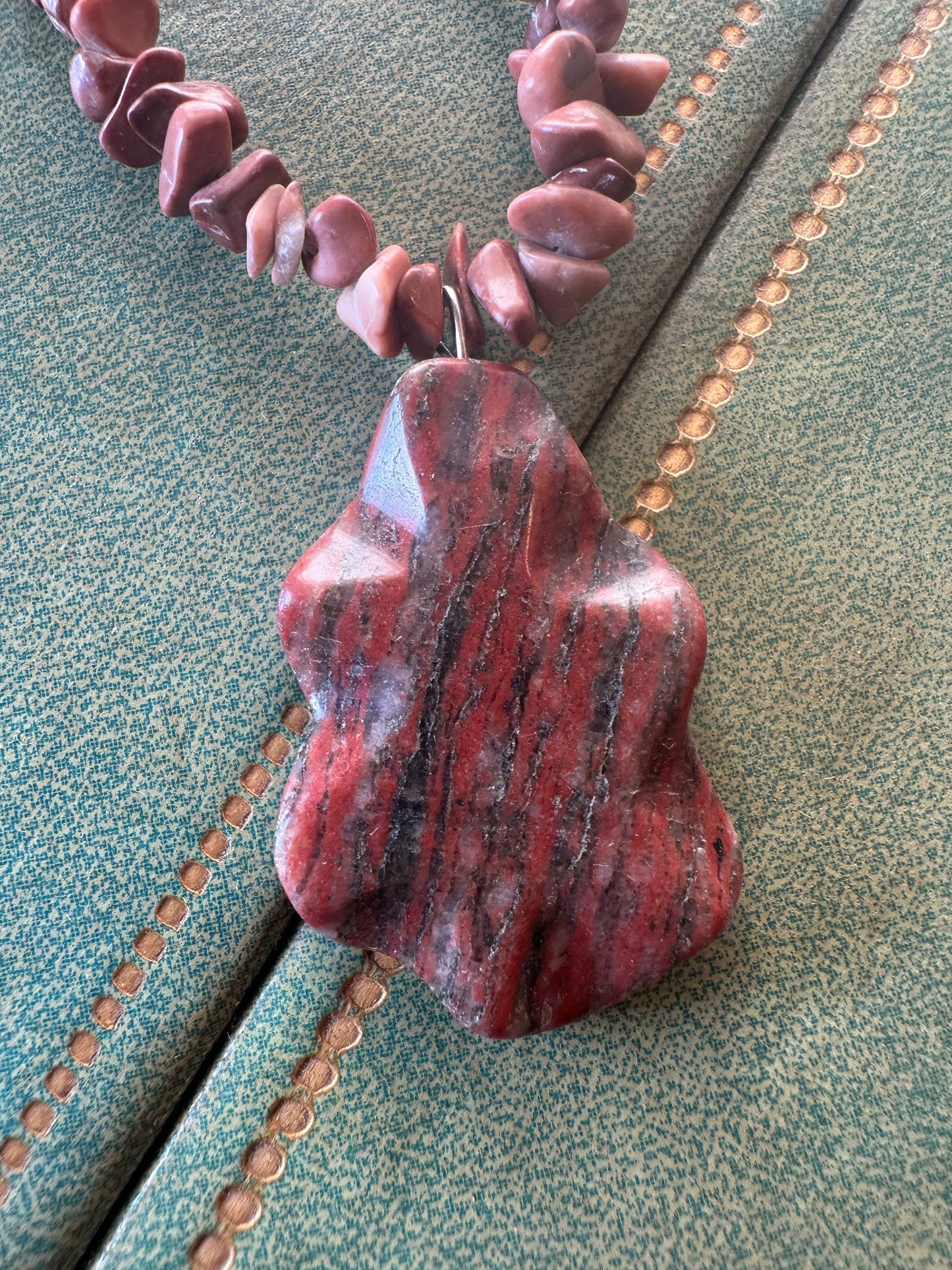 Red Jasper Beaded Chip Necklace With Carved Red Jasper Bear Pendant
